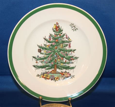 With beautiful holly accents on the border and a white center, these Holly dinner plates refresh an existing Christmas Tree. . Spode plates christmas